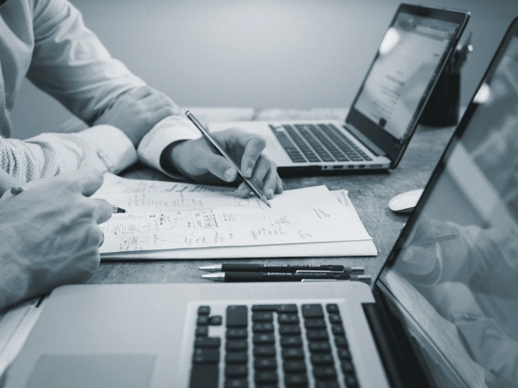 parámetros de url, Juan David Ortiz - SEO en Medellín ¿Por qué hacer SEO? Equipo evaluando los resultados de una estrategia de SEO