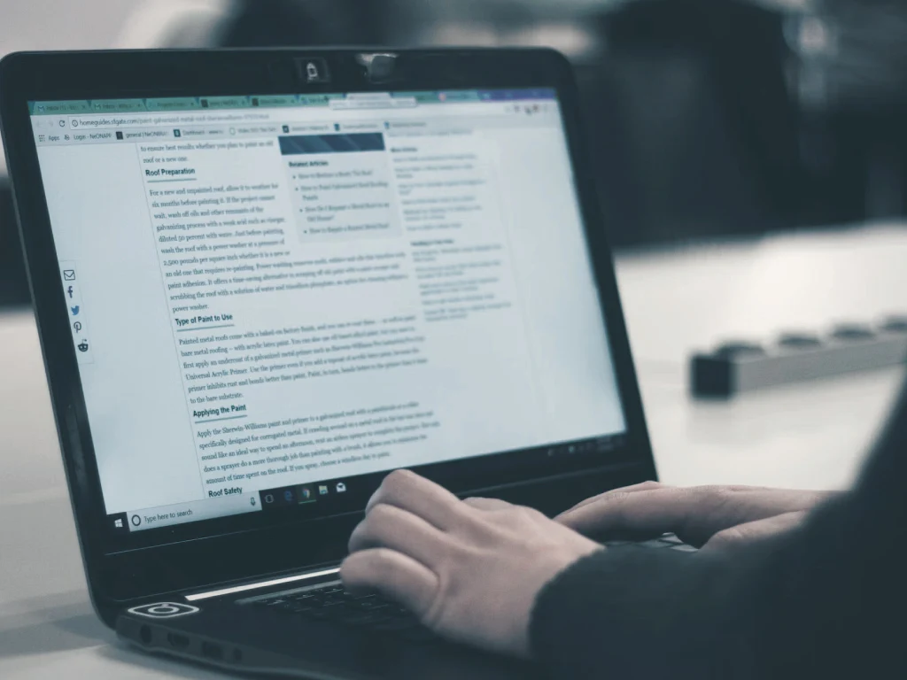 Persona en una computadora optimizando las lsi keywords de su artículo de SEO