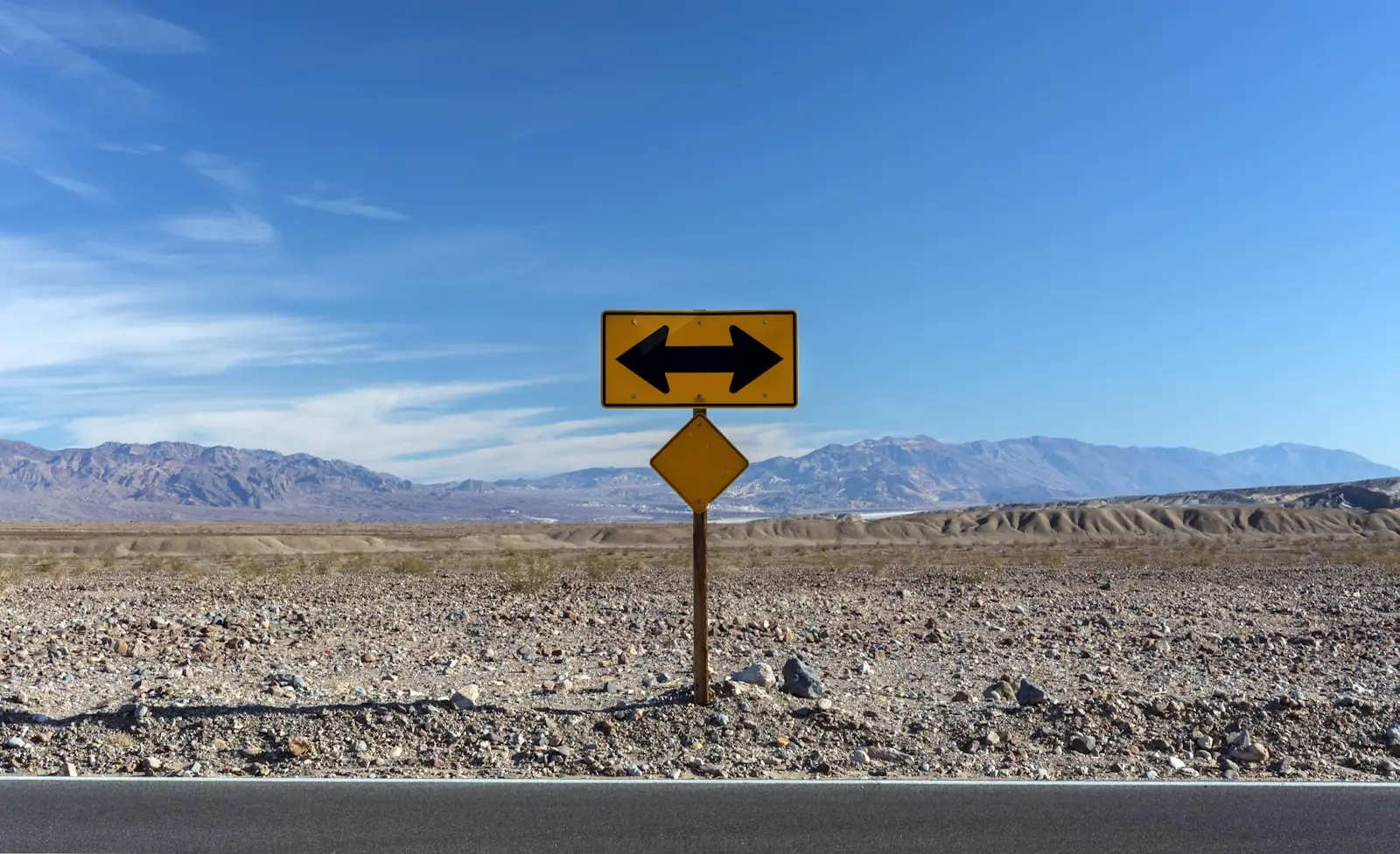 Señal de camino con dos direcciones opuestas, como referencia visual de una redirección web